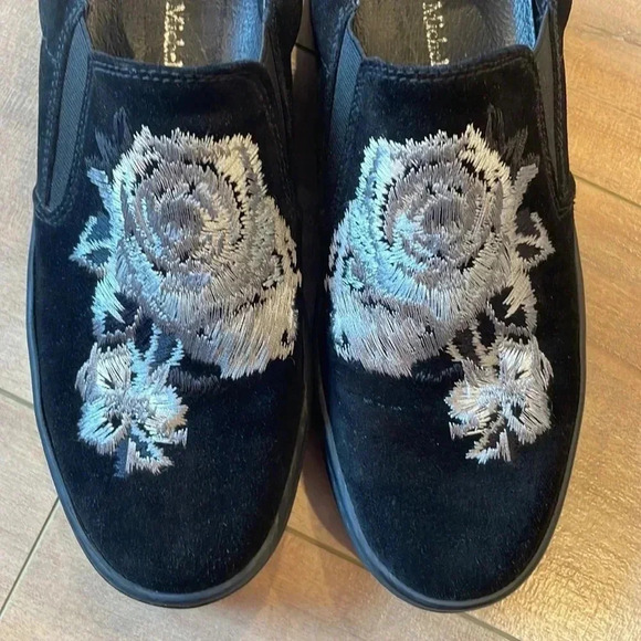 GABRIELLA MICHEL Michel Embroidered Rose Slip On Suede Sz 38 - Picture 2 of 7